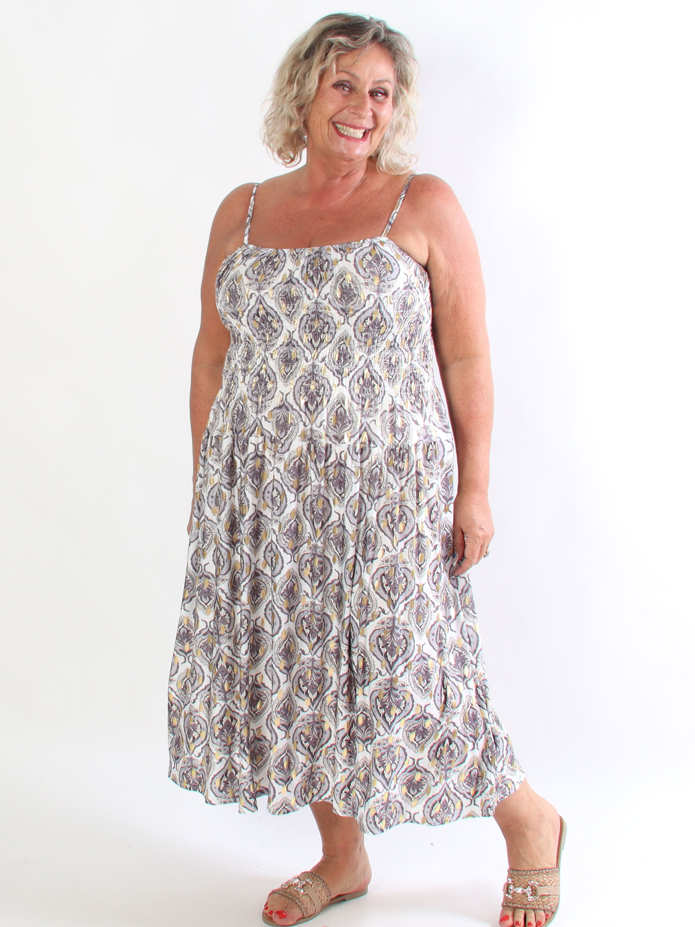 Maira Oasis - Plus size stropkjole med guld dutter og smock henover brystet